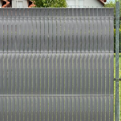 Taśma ogrodzeniowa PCV - wąska, pionowa listwa do ogrodzeń panelowych, do przetłoczeń, 900 g/m2, szara RAL 7040