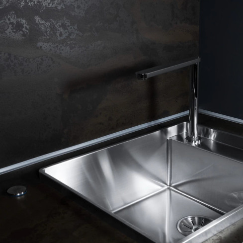 Listwa montażowo-wykończeniowa samoprzylepna PCV na taśmie piankowej 10/10, srebrny 5m