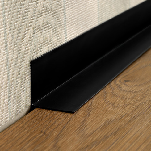 Profil kątowy PVC nierównoramienny, klejony po zewnętrznej stronie, ochrona narożników, czarny