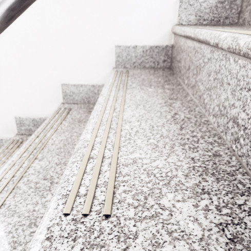 Antypoślizgowy profil schodowy, beżowy, rowkowany, 25 m