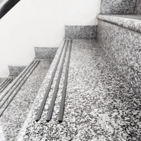 Profil schodowy antypoślizgowy ciemnoszary, rowkowany, 25m