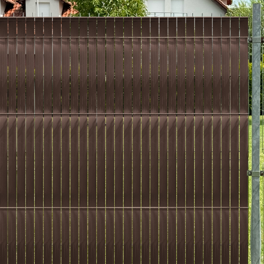 Taśma ogrodzeniowa PCV - wąska, pionowa listwa do ogrodzeń panelowych, do przetłoczeń, 900 g/m2, brąz RAL 8017