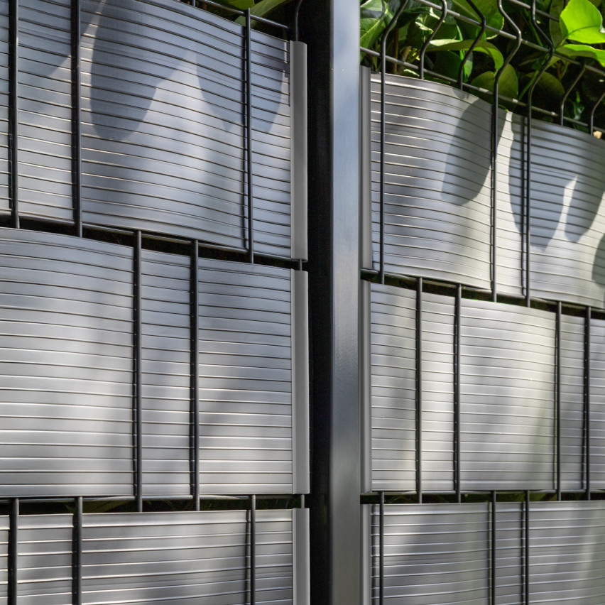 Klips do mocowania listwy panelowej - taśmy ogrodzeniowej, beż