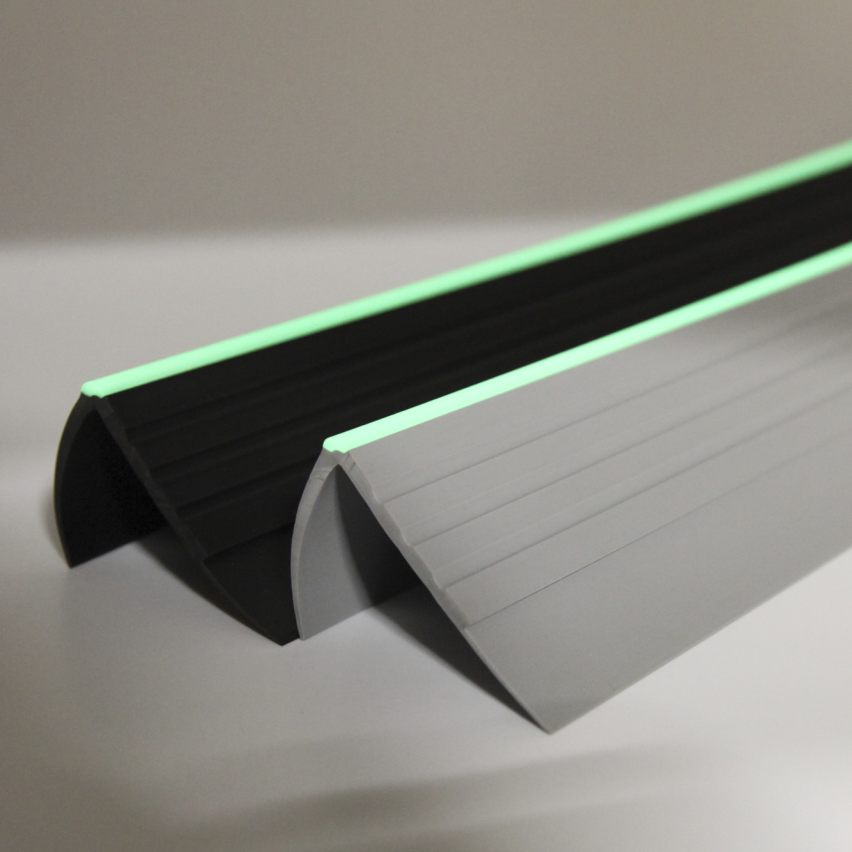 Profil na schody antypoślizgowy fotoluminescencyjny 40x40mm 150cm ciemnoszary