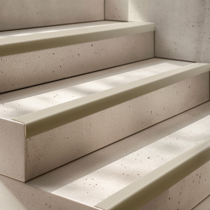 Profil schodowy antypoślizgowy samoprzylepny 40x25mm mosiądz