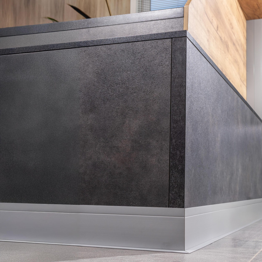 Listwa wielofunkcyjna z PCV 6w1 – samoprzylepny panel wykończeniowy, piaskowy