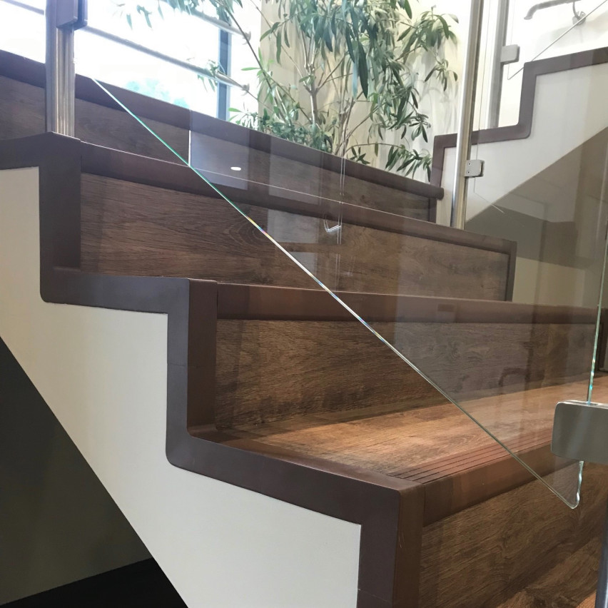 Komplet do wykończenia schodów PCV brąz