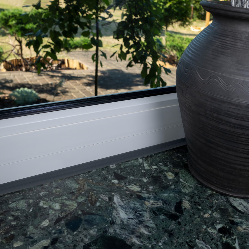 Listwa wykończeniowa samoprzylepna czarna PCV 10/10 5m