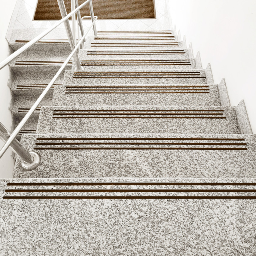 Profil schodowy antypoślizgowy brązowy, rowkowany, 25m