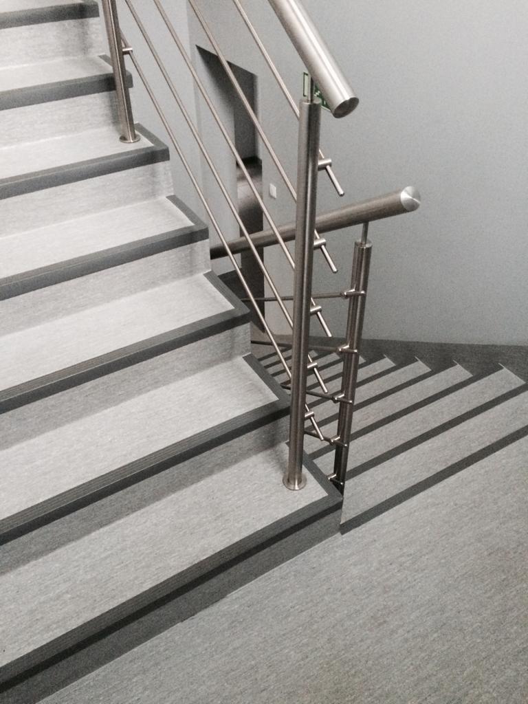 Bezpiecznie i stylowo w budynkach użyteczności publicznej? Wypróbuj noski schodowe